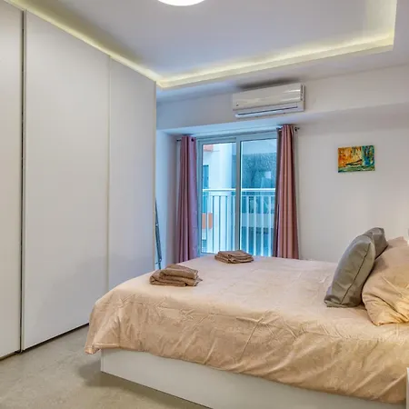 Daire Stylish 2-bedroom Near The Sea *