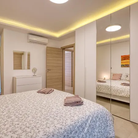 Daire Stylish 2-bedroom Near The Sea St. Paul's Bay