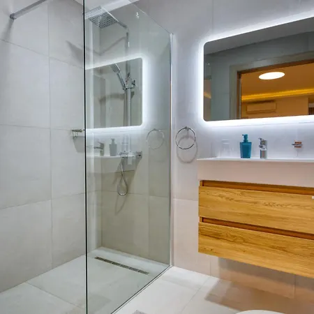 Daire Stylish 2-bedroom Near The Sea