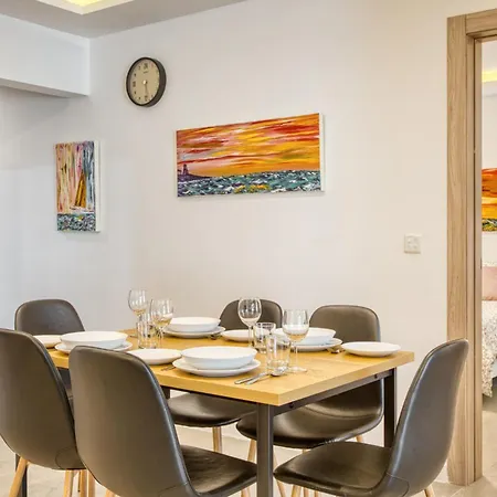 Daire Stylish 2-bedroom Near The Sea