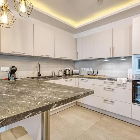 Daire Stylish 2-bedroom Near The Sea *