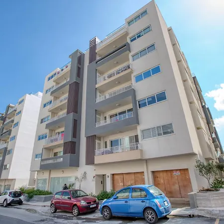 Daire Stylish 2-bedroom Near The Sea *