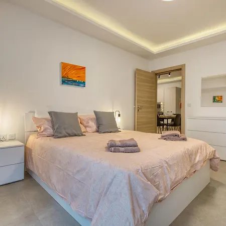 Stylish 2-bedroom Near The Sea *