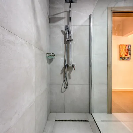 Stylish 2-bedroom Near The Sea *